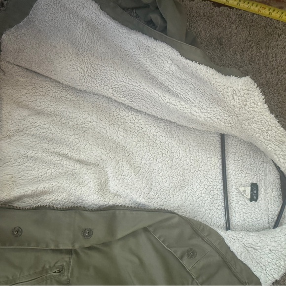 J.Crew khaki/olive green Twill
Jacket with sherpa lining. Size 4
Model 46594 - Picture 9 of 9